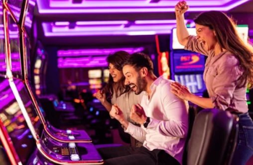 Platform sgc77 menampilkan berbagai kategori permainan termasuk live casino, sportsbook, slot, dan esports
